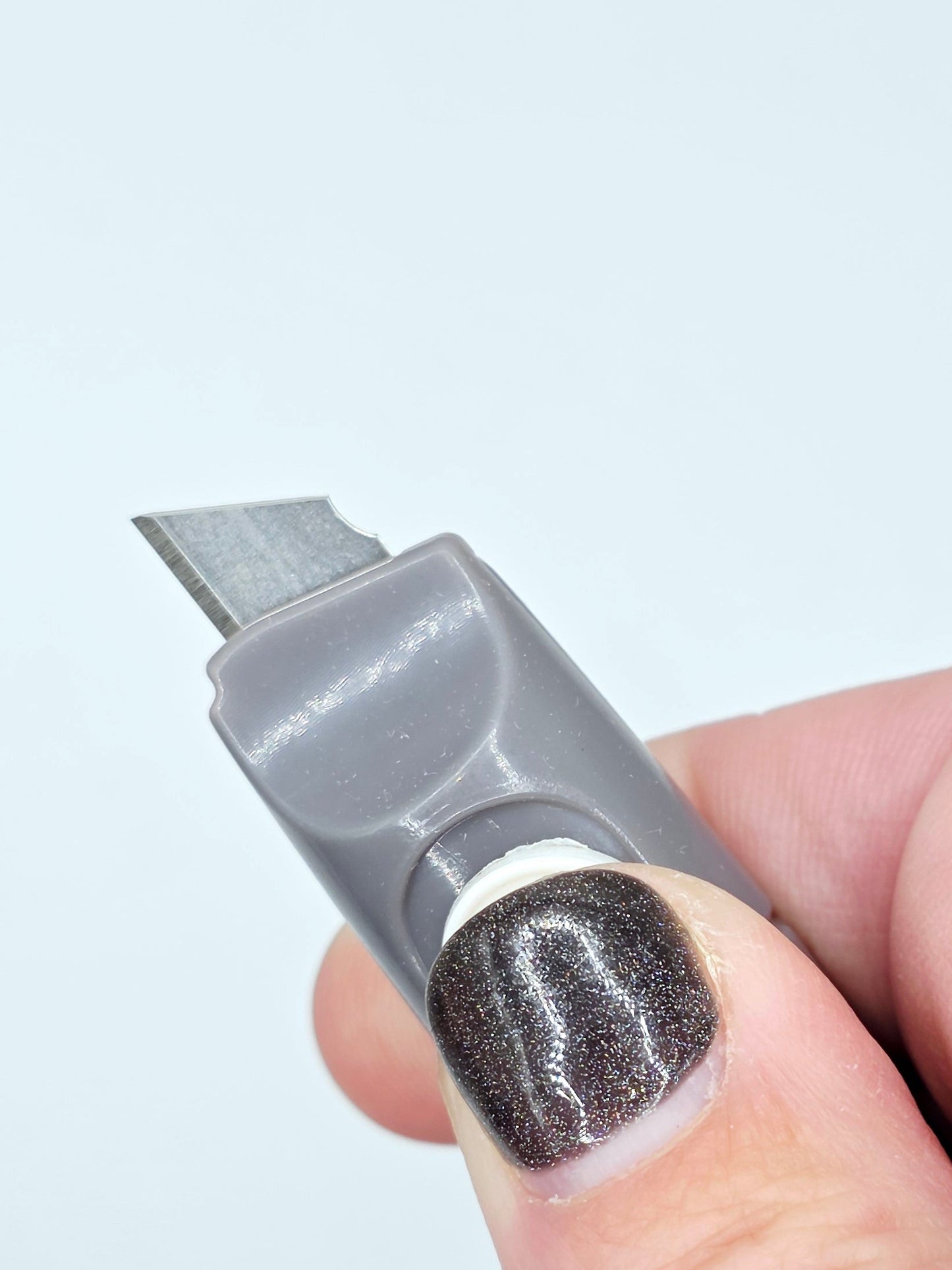 Beadable retractable knife